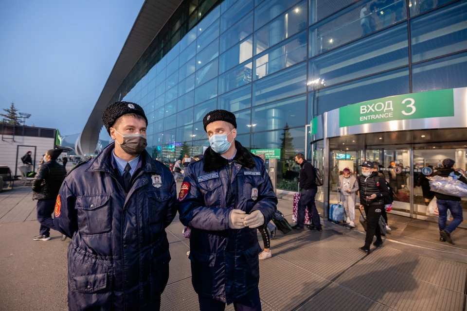 В столичных аэропортах теперь ходят казачьи патрули.