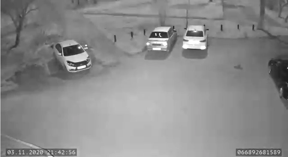 Камера наблюдения записала, как яркая вспышка от метеора отражается в окнах машин. Фото: кадр с видео Геннадия Угрюмова и Евгении Малаховой, размещенного в сообществе vk.com/astro.nomy