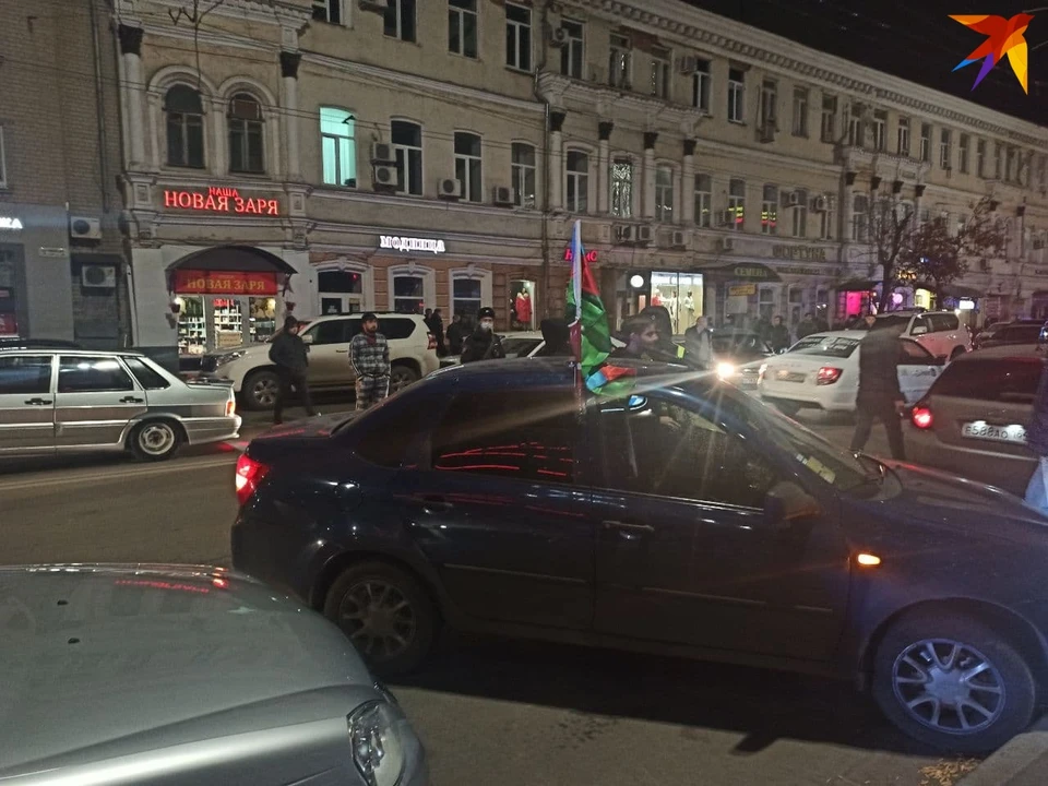 Машины с азербайджанскими флагами перекрыли движение в центре Саратова
