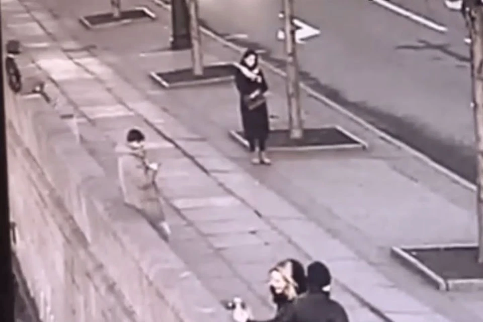 Фото на набережной девушки. 20 летняя девушка. Девочка падает на аттракционе. Девочка провалилась в люк. На девушке скатиться с горки.