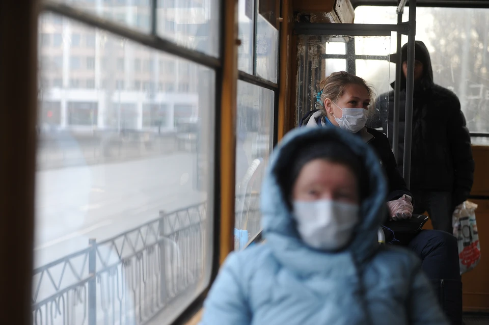 Кондукторы должны постоянно следить за тем, чтобы люди не снимали с себя маски.