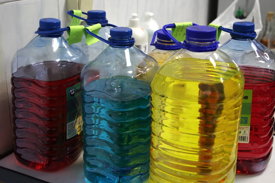 Лучше покупать незамерзайку в специальных или сетевых магазинах