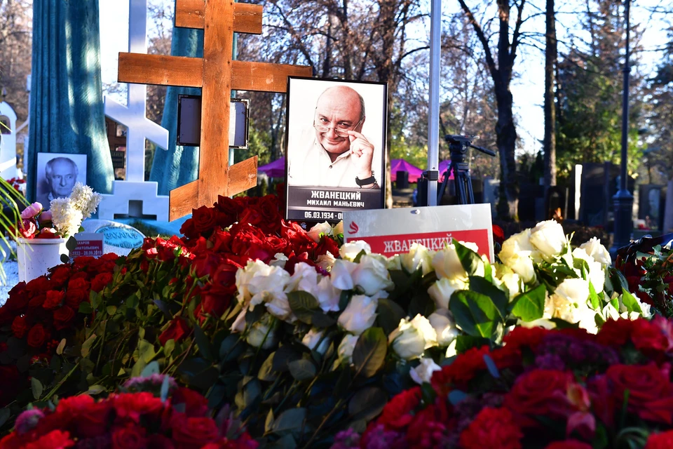 Писателя-сатирика Михаила Жванецкого похоронили на Новодевичьем кладбище.