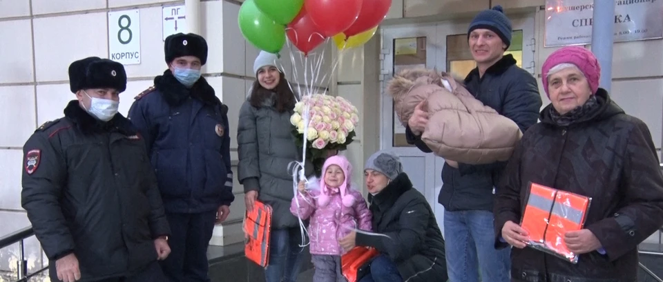 Тюменские автоинспекторы экстренно доставили роженицу в перинатальный центр. Фото - УМВД по Тюменской области.