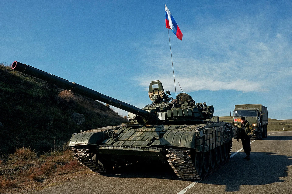 Танк российских миротворческих сил на границе Нагорного Карабаха.