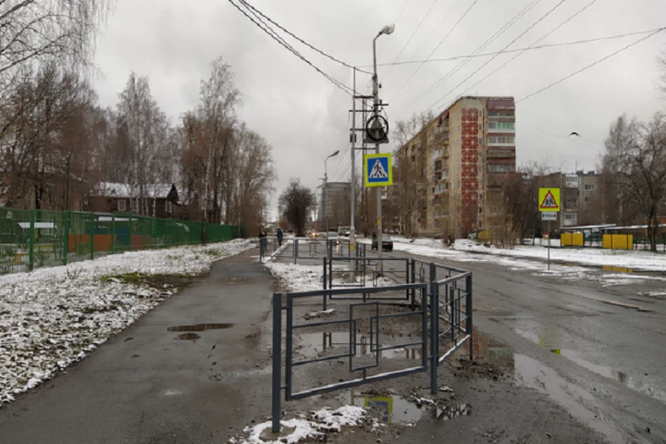 При таком ограждении безопасность маленьких и больших пешеходов несомненна. Фото В. Доронина.