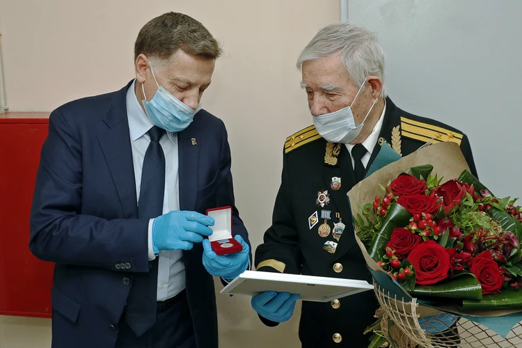 Литературную премию ЗакСа вручили ветерану эсминца «Стройный»