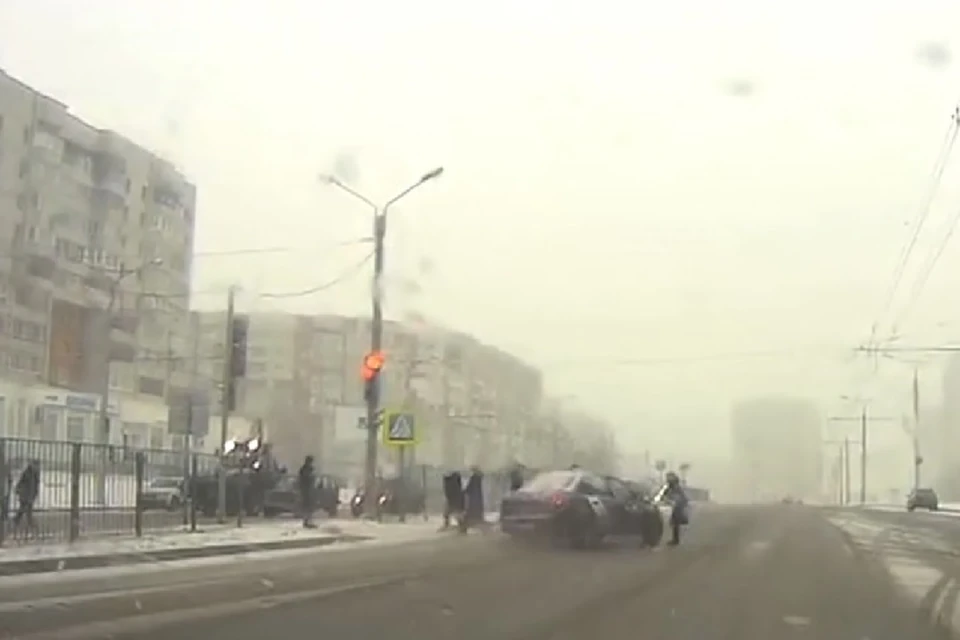 Машина чудом не сбила людей.