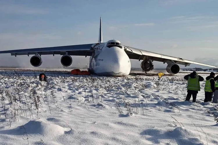 «Я услышал сильный хлопок, а от двигателя полетели запчасти»: мы разобрали основные версии аварийной посадки Ан-124 в Толмачево