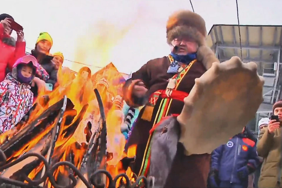 О чем просил шаман на открытии горолыжного сезона в Шерегеше 2020. ФОТО: кадр видео прямой трансляции "10 канала"