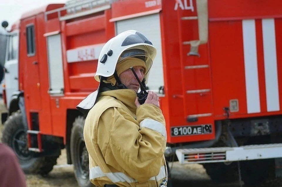 На место выехали пожарные и скорая помощь