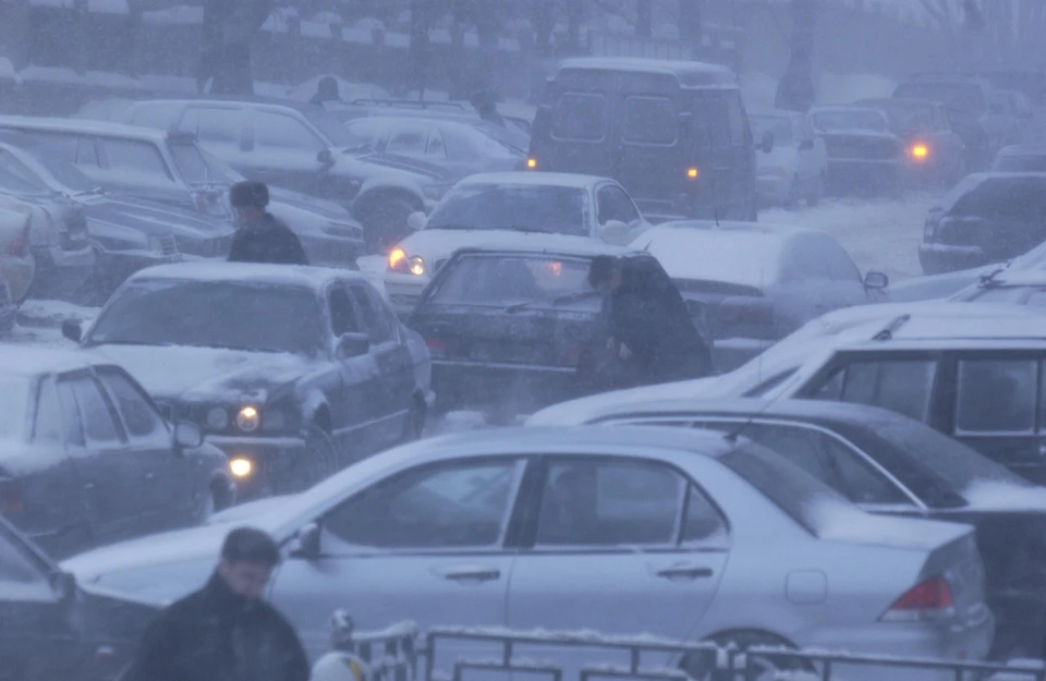 Метель в большом городе может привести к огромным пробкам.
