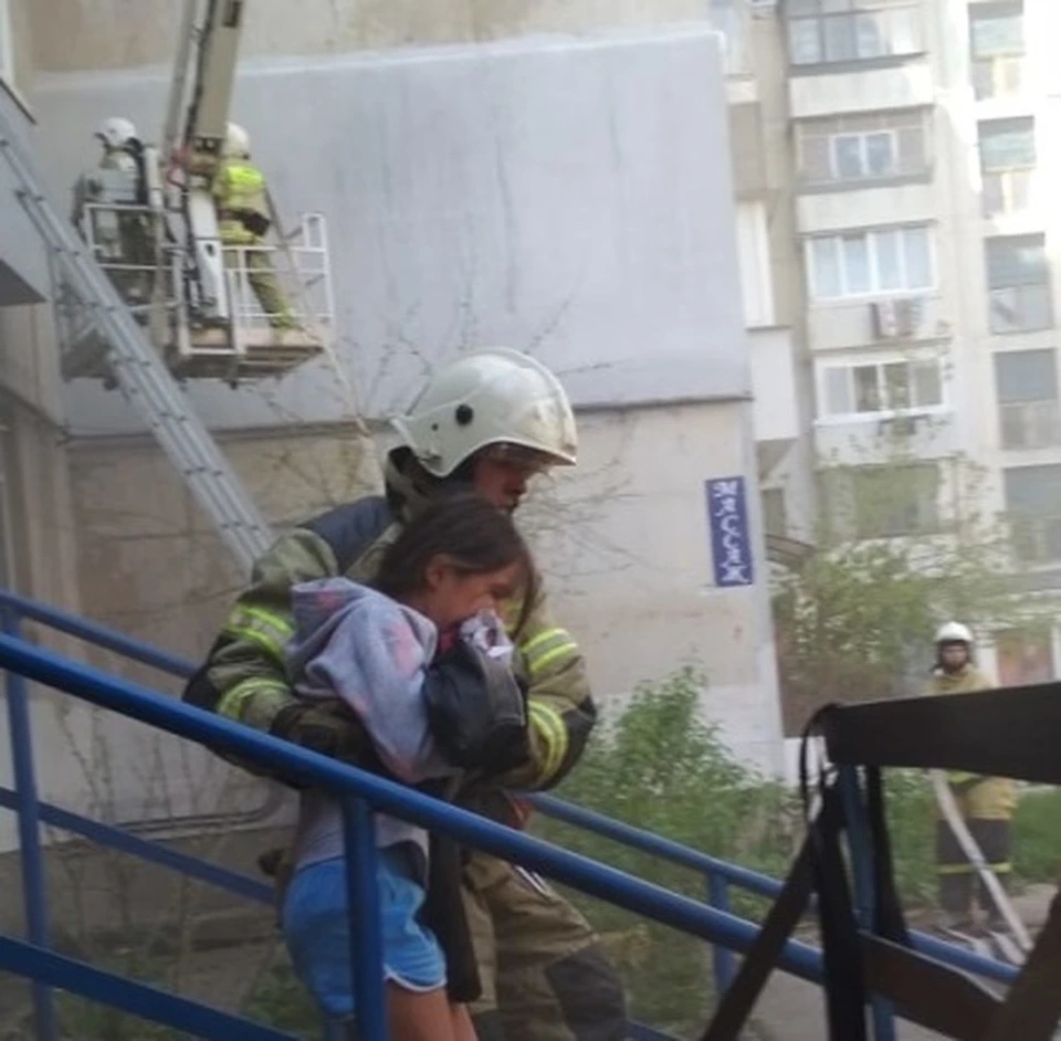 Жильцов вывели в безопасное место. Фото: ГУ МЧС России по Республике Крым