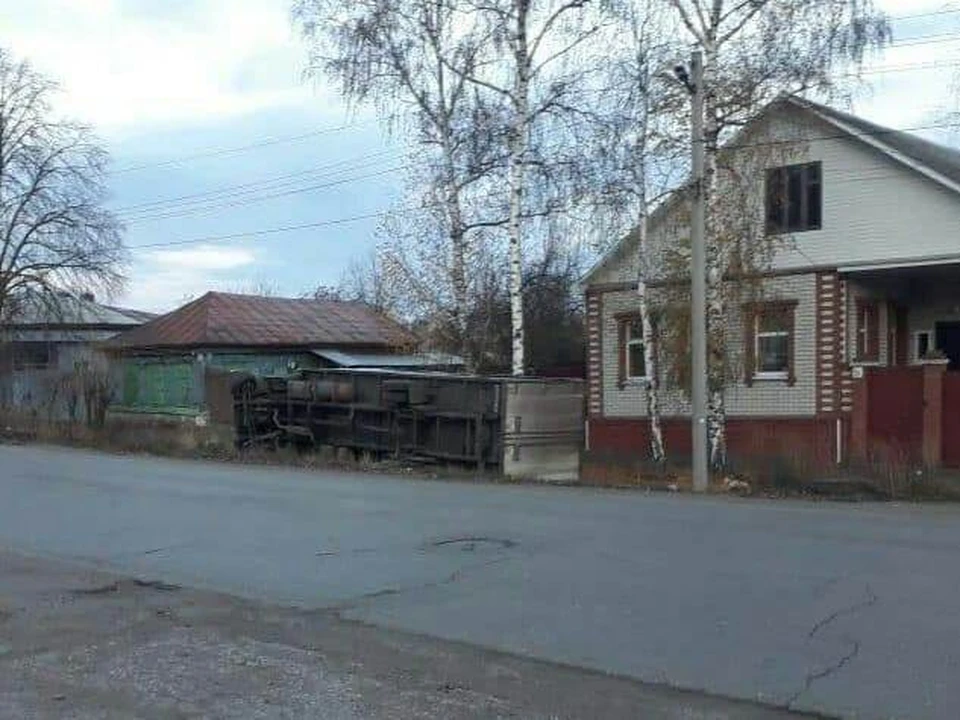 В Балашове опрокинулась «Газель» после встречи со столбом