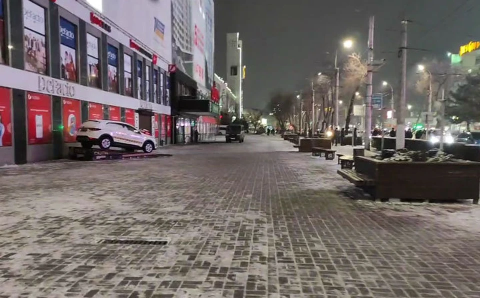 На территорию торгового центра никого не пропускают.