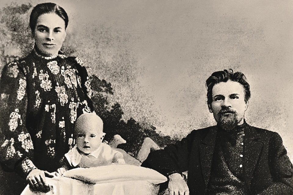 Михаил Калинин с женой Екатериной и сыном Валерьяном. В семье революционеров Калинина - Лорберг родилось двое сыновей и три дочери.