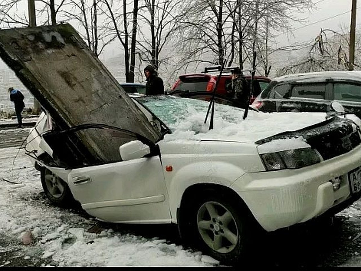 Появилось видео момента обрушения бетонной плиты на авто во Владивостоке -  KP.RU