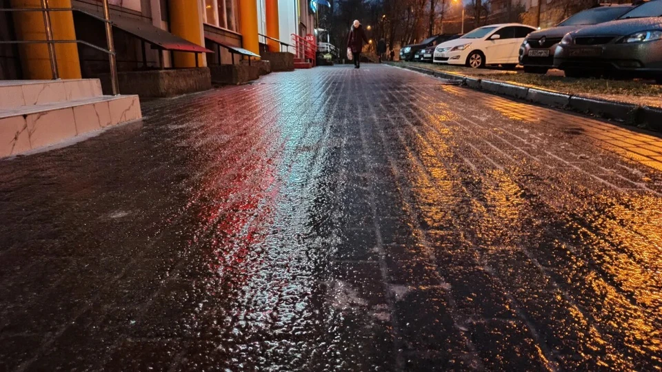 Улицы города покрылись толстой коркой льда