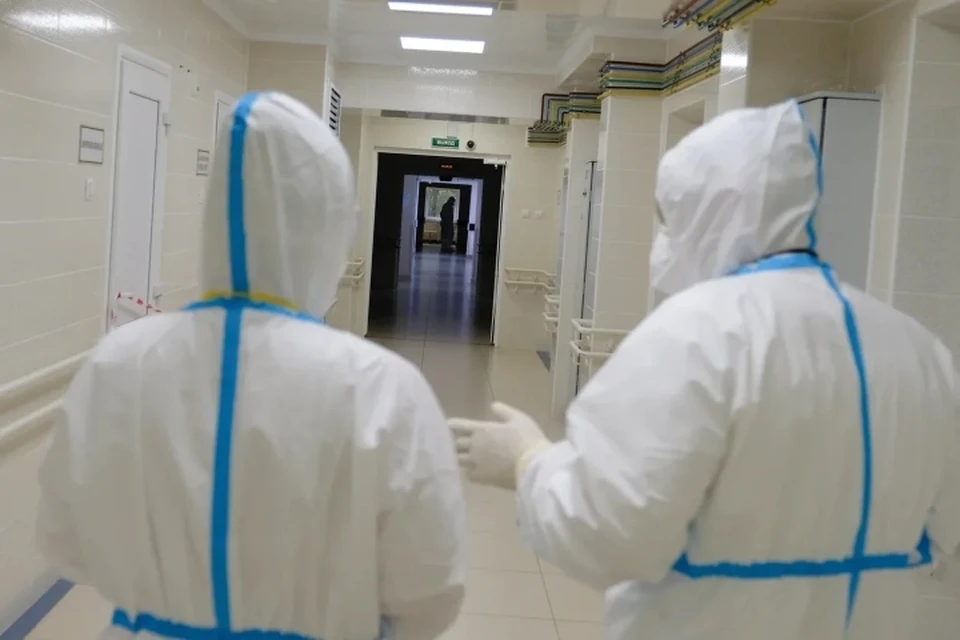 Комздрав сообщил о заражении коронавирусом около 15 тысяч сотрудников медицинских организаций.