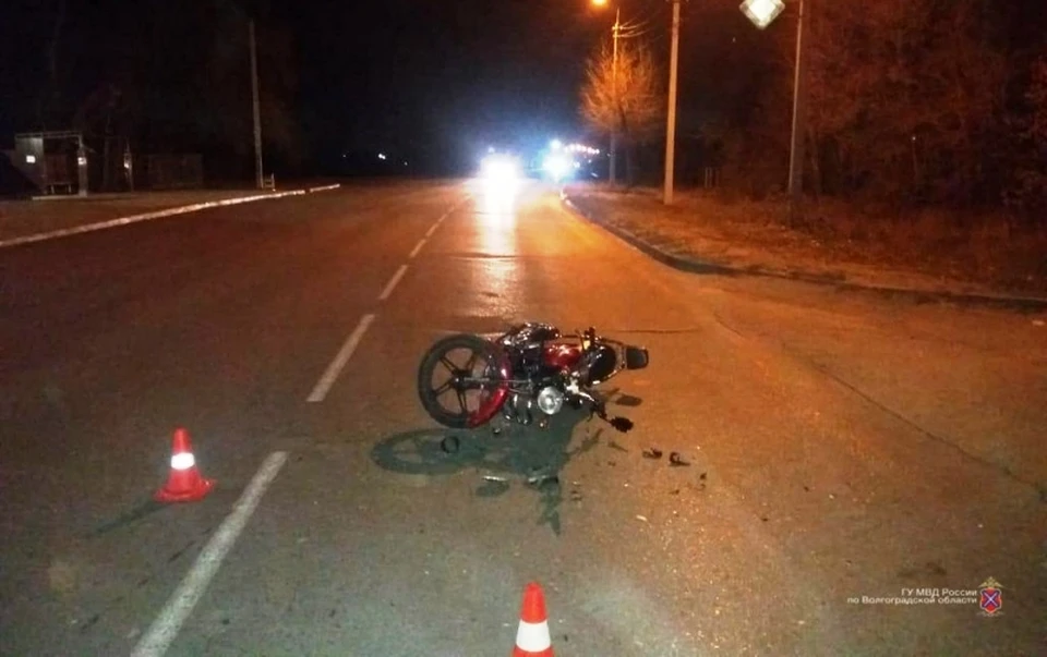 Сбили мопед. В Волжском сбили мотоциклиста. В Рогачике разбились подростки на мотоцикле.