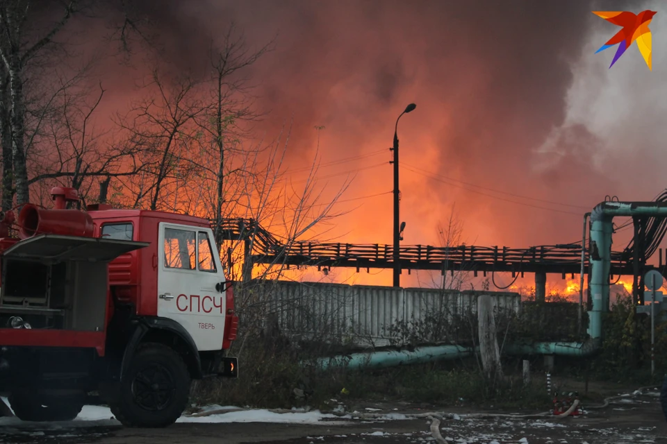 На крупном пожаре на складах химического сырья боролись с огнем более 90 пожарных с 25 единицами спецтехники.