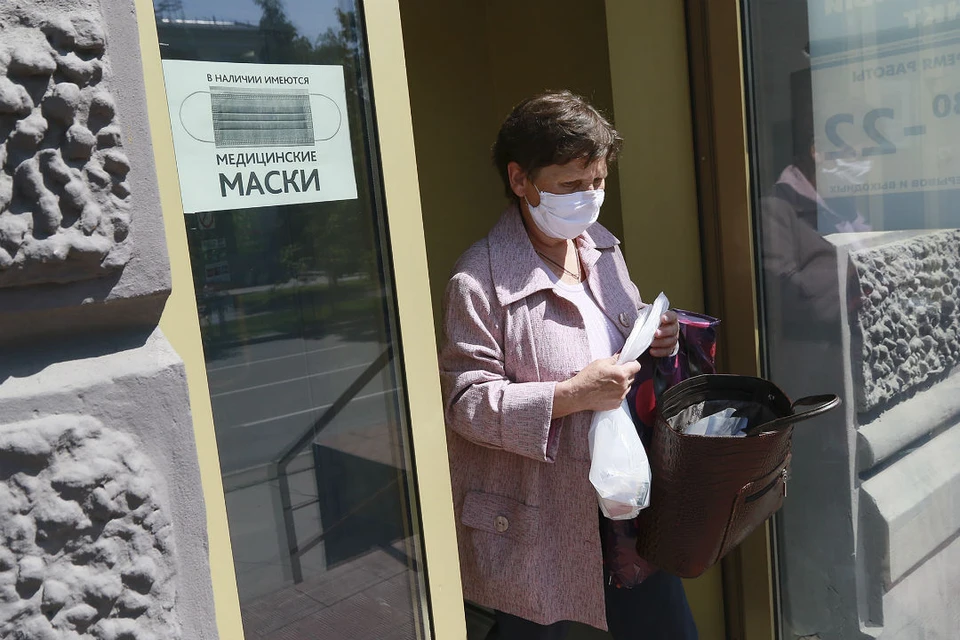 В число действующих ограничений входит обязательный масочный режим в общественных местах: в транспорте, магазинах, аптеках, лифтах, на парковках и других местах массового скопления людей.