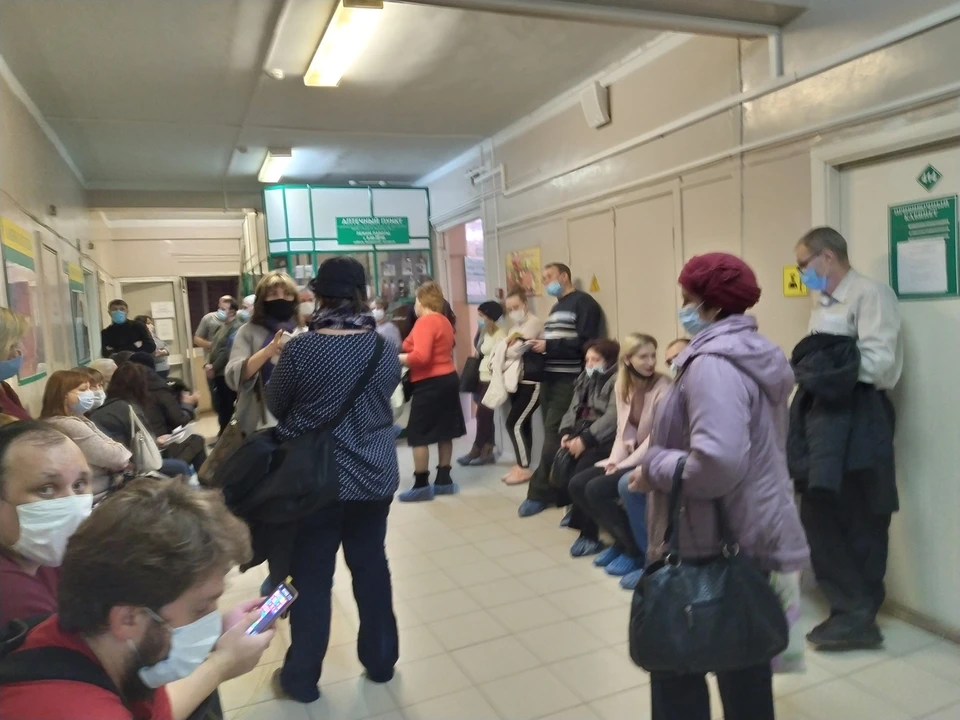 Очередь на прием к терапевту в поликлинике №2. Фото анонимного авторства в соцсети.