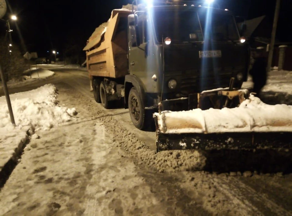 Город продолжают убирать после пятничного снегопада.
