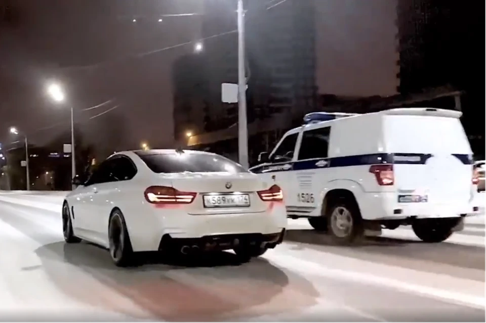 На улице Труда автомобиль BMW обогнал полицейскую машину