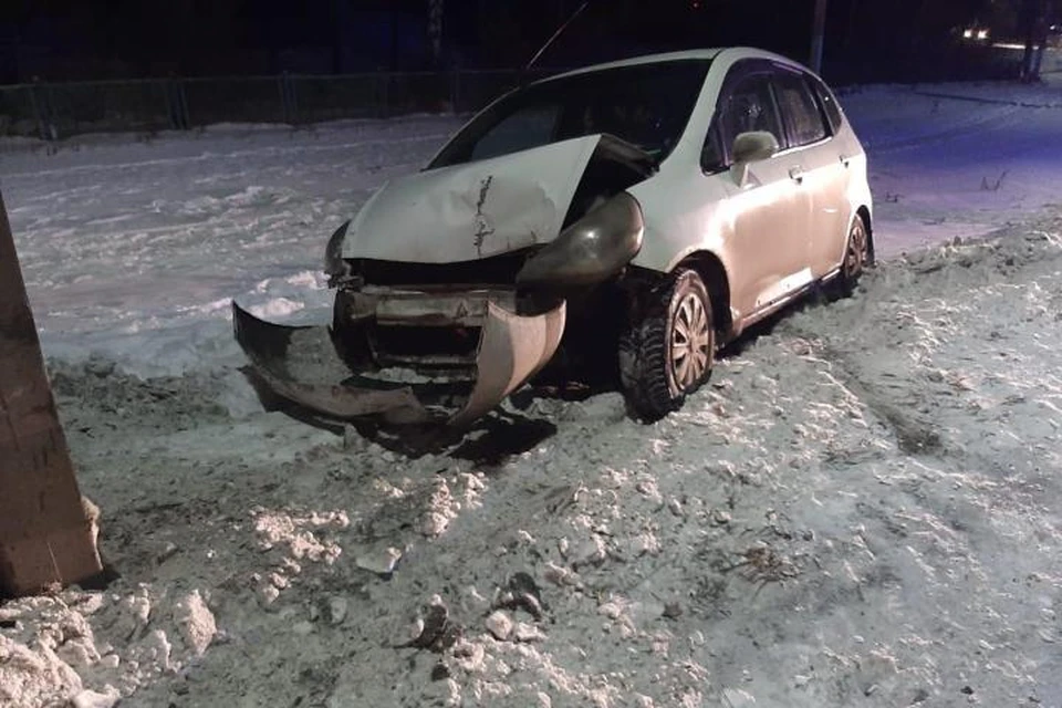 Пострадали два ребенка: В Кузбассе женщина на иномарке врезалась в столб. ФОТО: Отдел пропаганды областной Госавтоинспекции.