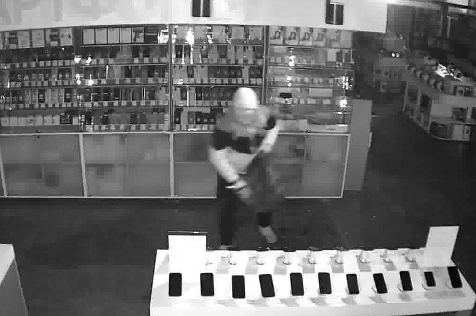 25 айфонов на 1,5 миллиона рублей похитил налетчик на салон цифровой техники из Ангарска. Фото: ГУ МВД России по Иркутской области