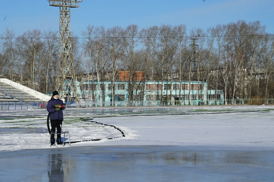 На стадионе «Юность» в Хабаровске заливают лед для конькобежцев