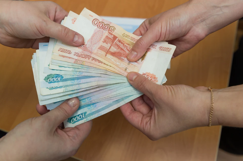 Около 10 триллионов рублей ежегодно выплачивается россиянам «в серую».