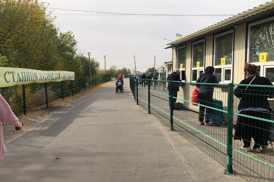 После закрытия КПВВ «Станица Луганская» не все жители ЛНР успели вернуться домой. Фото: ГПСУ