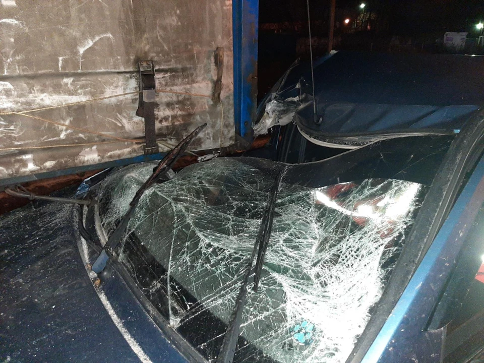 В Рязани Renault на скорости влетел в припаркованный большегруз – один человек погиб.