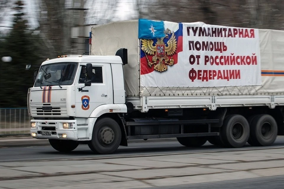 Белые грузовики привезли лекарства и медоборудование общим весом более 60 тонн. Фото: МЧС ДНР