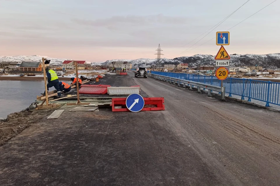 На сегодняшний день рабочие завершили ремонт русловой и промежуточных опор, завершаются ремонтные работы на береговых опорах. Фото: gov-murman.ru