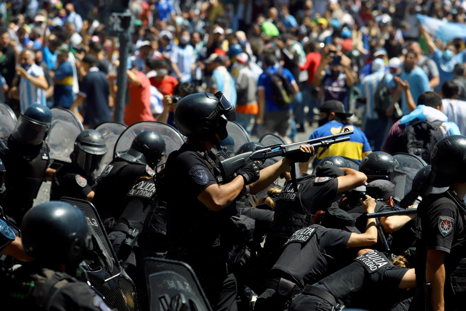 В центре Буэнос-Айреса начались беспорядки