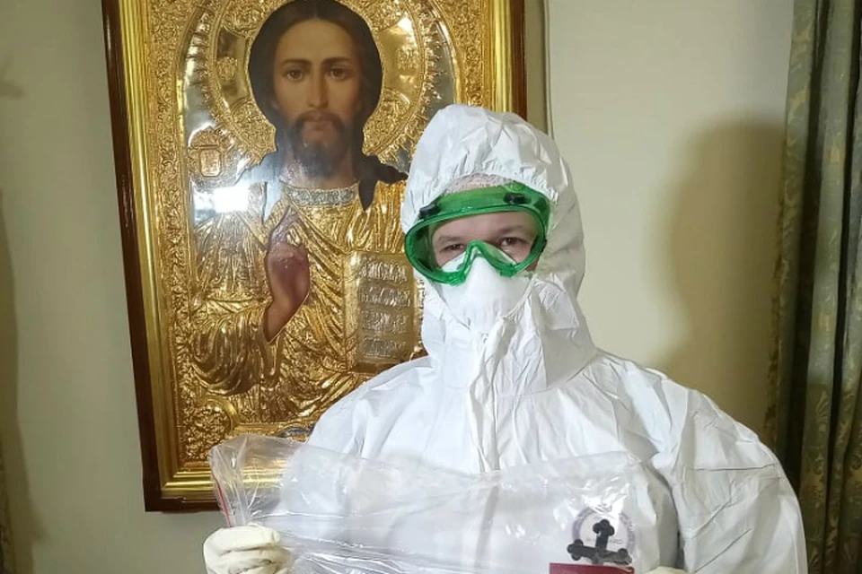Священники в Хабаровске получили спецкостюмы для причащения больных