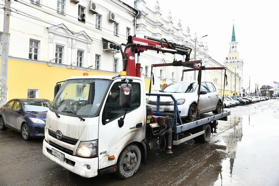 Машины увозили на штрафстоянку