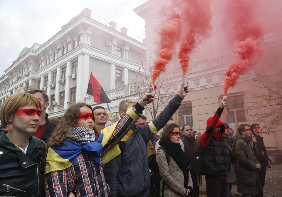 Идею национализма и вражды с Россией Украине навязывает Запад