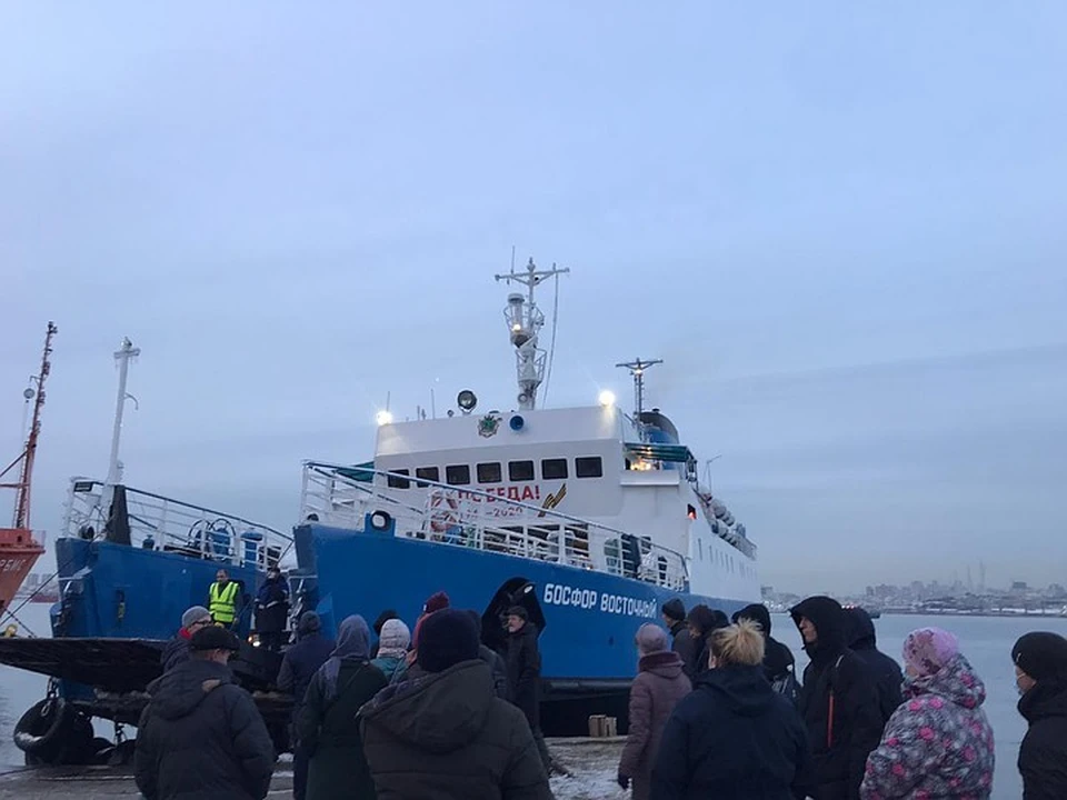 Житель острова Русский не может попасть к себе домой, потому ночует в гостинице на материке