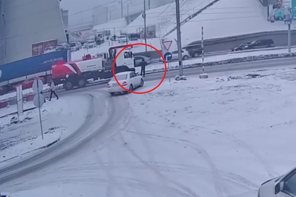 Появилось видео ДТП на Ипподромской, где бензовоз сбил мужчину. Фото: Кадр из видео