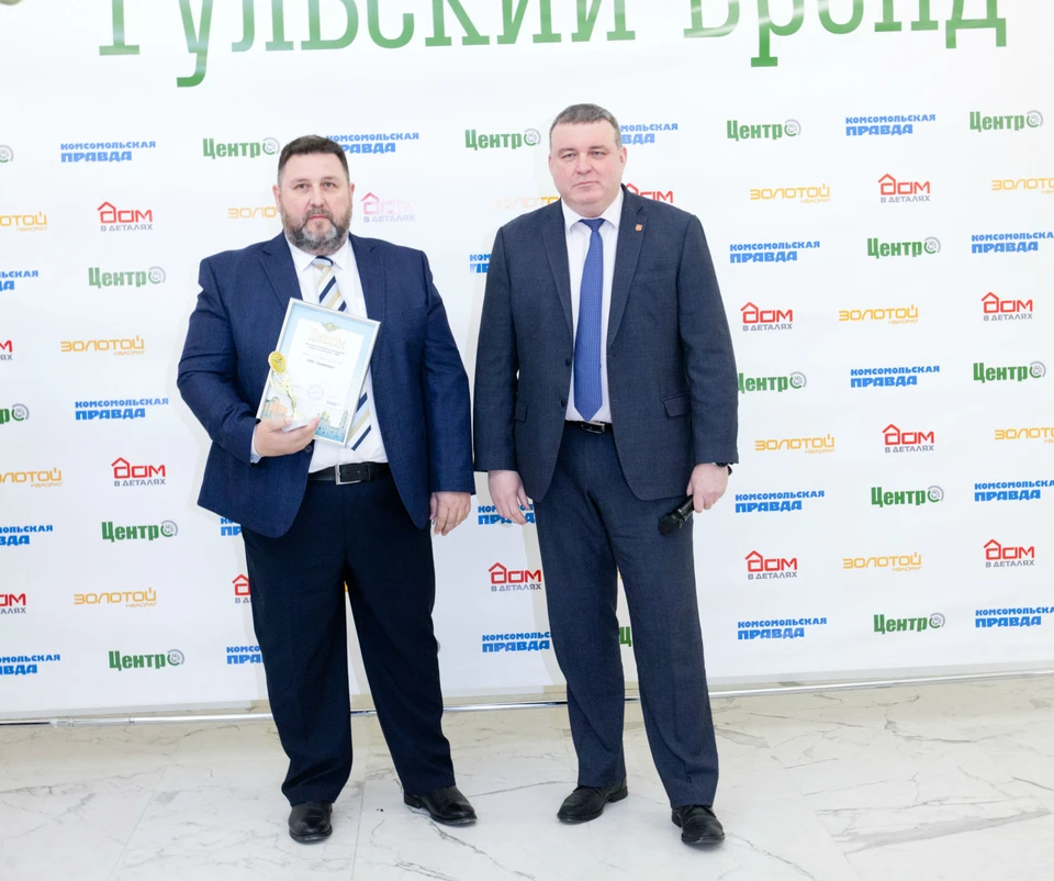 Премию "Тульский бренд-2020" Дмитрию Голомысову вручил заместитель главы администрации Тулы по финансово-экономической политике Илья Беспалов.