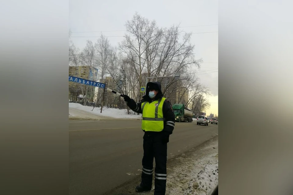 Гаишники помогли новосибирцу добраться до его больного отца, который не выходил на связь. Фото: Госавтоинспекция