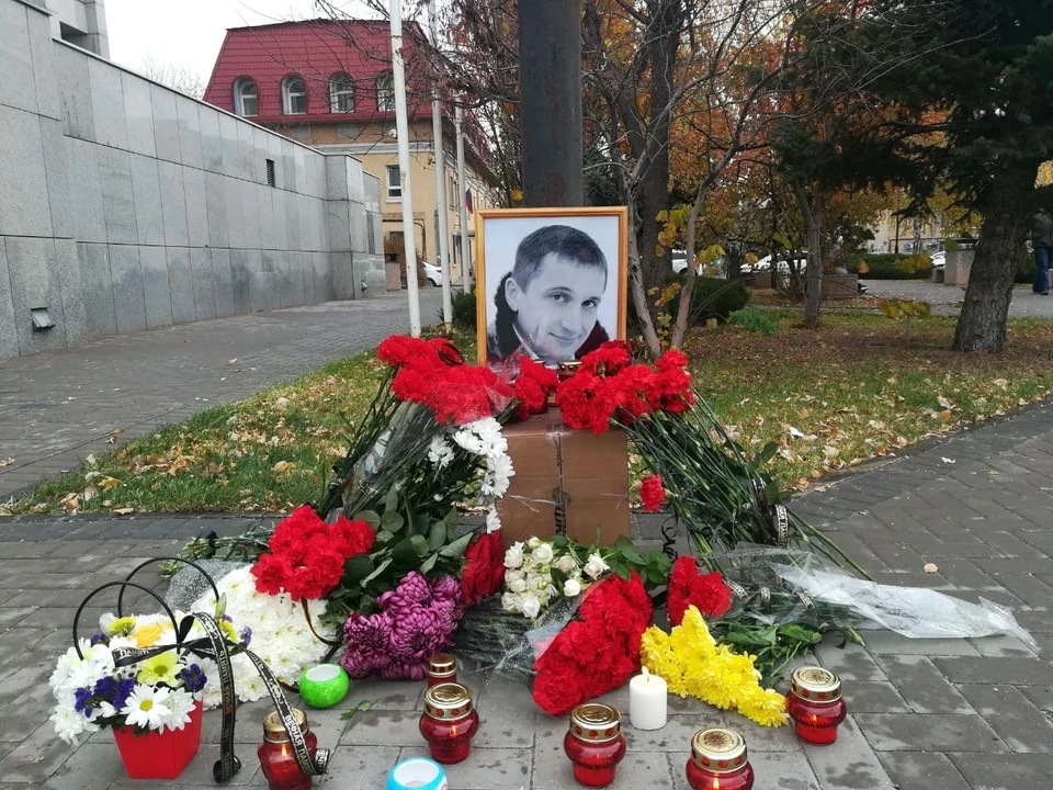 Трагедия случилась в центре Волгограда 23 октября. А спустя неделю отец 12-летней девочки скончался в больнице.