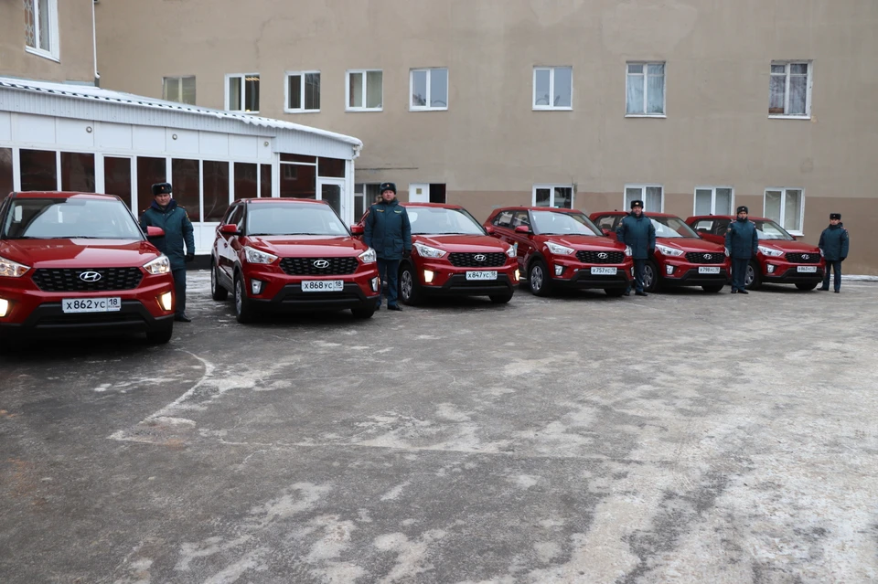 Спасателям МЧС Удмуртии вручили 10 новых служебных автомобилей в Ижевске