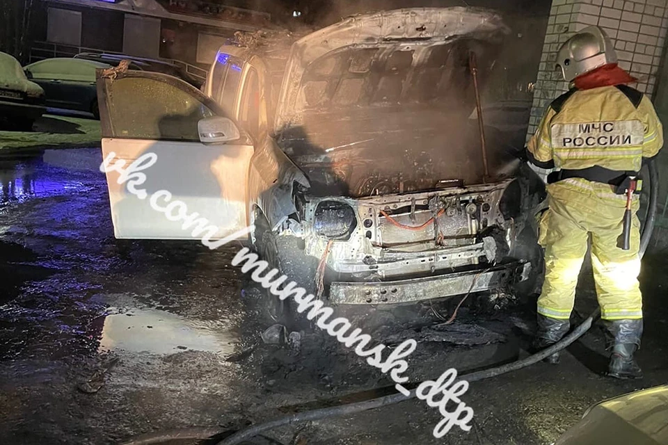 Владелец машины не исключал, что это был поджог, связанный с его работой, и искал очевидцев. Фото: vk.com/murmansk_dtp