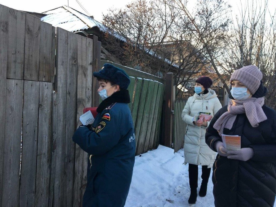 Администрация района еженедельно ведет профилактическую работу по пожбезопасности с жителями. Фото:пресс-служба администрации Красноярска.