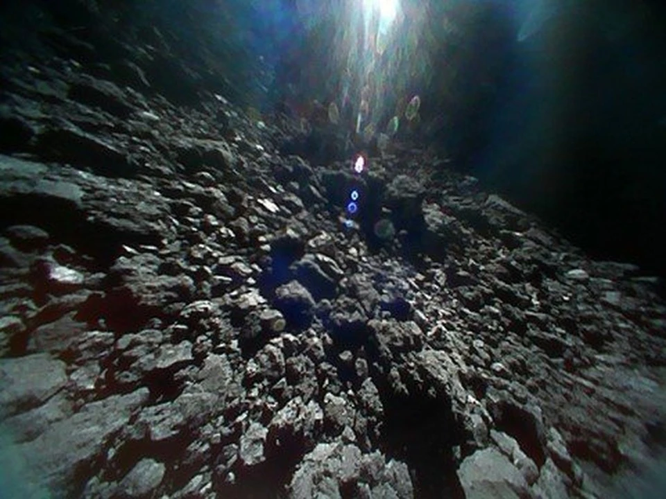 Японский зонд "Хаябуса-2" сбросил на Землю капсулу с образцами грунта с астероида Рюгу.